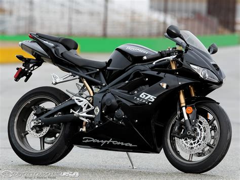 triumph daytona 675 road racing.